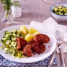 Vegetarische Frikadelle Mit Gurkensalat Und Salzkartoffeln Rezept Lecker Rezept Vegetarische Frikadellen Rezepte Vegetarisch