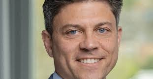 Robert Trager's Instagram, Twitter & Facebook