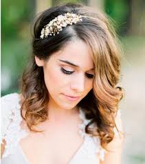 This bride's trick is to place the blooms as a headband on the forehead rather than as a crown topper, which balances out the height of her natural 'do without adding any additional inches. Mid Length Wedding Hairstyles Elegant Headband Elegant Hairstyles Headband Leng Fall Wedding Hairstyles Short Hair Accessories Medium Length Bridal Hair