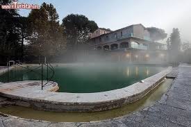 Surrounded by the natural artistic park of val d'orcia, along the famous via francigena, you will find the medieval village: Lo Stabilimento Termale Posta Marcucci Alle Terme Di Bagno Vignoni