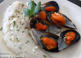 Vertemos los mejillones limpios en una cazuela sin nada en su interior, tapamos la cazuela y llevamos a fuego medio. Merluza Con Mejillones Al Vapor Receta