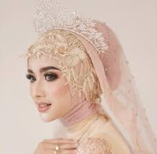 Pengantin bentuk wajah bulat dan tidak semua bentuk ada beberapa macam jenis tata rias pengantin, seperti: Make Up Pengantin Muslim Solo Exotic Salon Solo