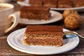 Adauga apoi pe rand ouale si laptele si omogenizeaza daca o preferi putin mai uscata si cu o crusta mai crocanta, o poti lasa pana la 35 minute. Prajitura Cu Nuca Si Crema De Cacao Diva In Bucatarie