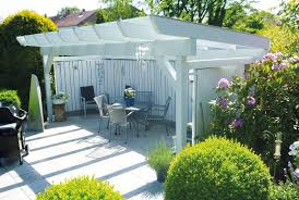 Eine Freistehende Uberdachung Als Sitzecke Im Garten Hier Planen Garten Design Pergola Garten