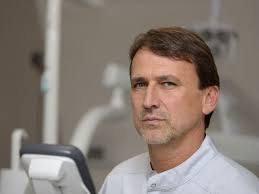 Víte, jak se starat o zubní implantát, aby vám dlouho vydržel?