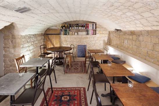 72 Rue Boursault – Un superbe bar à vins et cave de quartier aux Batignolles, idéal pour partager des planches de terroir autour de quilles d'artisans.