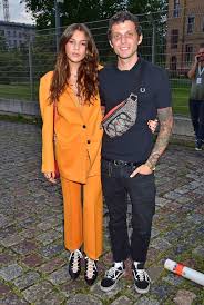 Ich halte dandy diary für das narzisstische vehikel zur selbstprofilierung von zwei vollidioten, die das postmoderne mantra des anything goes verinnerlicht haben, jetzt auf dieses vermeintliche 'recht' pochen und einspruch entsprechend abperlen lassen. Tot Mit 34 Berlins Junger Uber Dandy Mode Blogger Dj Carl Jakob Haupt