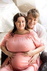 Retrato De Hombre Guapo Abrazando Esposa Gordita Embarazada De Atrás Fotos,  retratos, imágenes y fotografía de archivo libres de derecho. Image 38622787