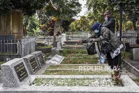 Sebelum membahas ziarah kubur ada baiknya kita membahas apa hukum ziarah kubur. Pemkot Depok Imbau Warga Patuhi Prokes Saat Ziarah Kubur Republika Online