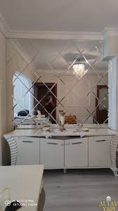 Baklava aynalar, düz aynanın kare dilimli olacak şekilde düzenlenmesi böylece tasarımsal olarak dekoratif bir ayna ortaya çıkarılması işlemidir. Istanbul Etilerde Duvardan Duvara Ayna Kaplama Calismasi Yapilmistir Bronz Ayna Modelinin Uygulandigi Calismada Musterinin Istegi Do 2021 Aynalar Duvar Antika Ayna