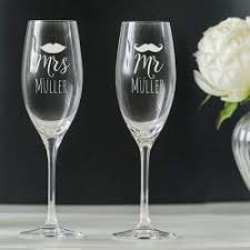 Die gravierten gläser eignen sich auch super als tischdeko bei deiner hochzeit oder aber auch als kleine geschenke für geburtstage, muttertag oder vatertag. Glaser Mit Gravur Eine Tolle Geschenkidee Zur Hochzeit