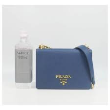 Maroon rigid leather with gold hardware and very small handles. Prada Umhangetasche Saffiano Damen Umhangetasche 1bd133 Blau X Gold Hardware Leder Ref 213811 Joli Closet