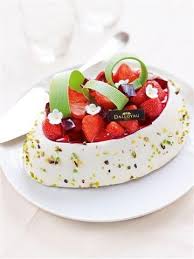 Entremets De Paques Vanille Fraises Et Citronnelle Vanilla Strawberry And Lemon Easter Sweets By Yann Patisserie De Paques Patisserie Gastronomie Francaise
