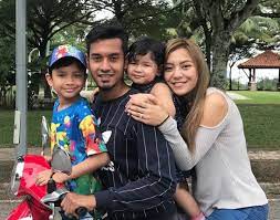 Beliau adalah adik kepada penyanyi dan chef selebriti terkenal sebelum berkahwin dengan aktres jelita mawar rashid, raf yaakob adalah seorang duda yang. Oh Ini Sebab Mengapa Kedua Anak Raf Yaakob Tiada Ketika Majlis Perkahwinan Mawar Rashid Media Hiburan