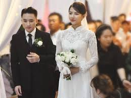Cô dâu đeo nhiều trang sức giá trị. Cal Mthtnqpp3m