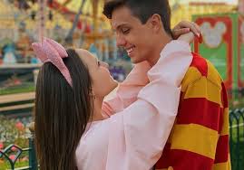 Larissa manoela taques elias santos (born december 28, 2000) is a brazilian actress, singer, model, voice actress, and writer. Com Piquenique Em Casa Larissa Manoela E Leo Cidade Comemoram Aniversario De Namoro Festival Teen
