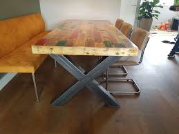 uniek tafelblad van gerecycled pallethout met een stalen kruispoot tafel pallet stalen meubelen rustieke eettafel
