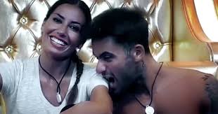 Se quella piscina potesse parlare! Grande Fratello Vip Tra Elisabetta Gregoraci E Pierpaolo Petrelli C E Del Tenero Di Sicuro A Lui Piace Il Fisico Della Modella Corriere Dell Umbria