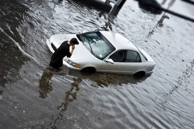 Água subindo ao redor do carro: quando sair? Guia 2026