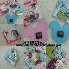Jam dinding ini ditenagai dengan menggunakan 1 buah baterai jenis aa port usb dan tf pada bagian samping seperti gambar 2. Jual Souvenir Jam Dinding Kayu Mickey Dgn Nama Callidora Kids Jakarta Indotrading
