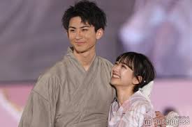 今日好き」夫婦“しゅんまや”、ステージで抱き寄せラブラブ 会場胸キュン＜関コレ2022S／S＞ - モデルプレス