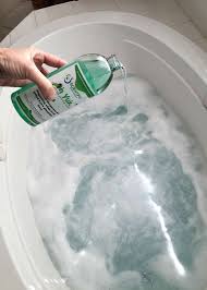 Turn on the jets for two minutes to let the soapy water run through the circulation system. 13 Simple Bathtub Cleaning Tips For Totally Gunky Tubs