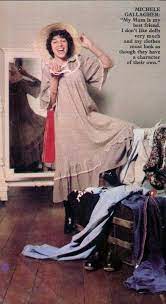 Early 30s, curvy physique with big green eyes that reveal her. Michele Gallagher Funf Freunde Freunde