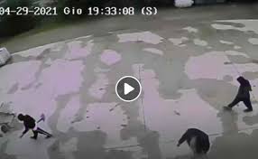 Riprese le ricerche attorno alla casa nel reggiano. Saman Abbas Il Cugino Consegnato All Italia Arrestato In Francia E Uno Di Quelli Del Video