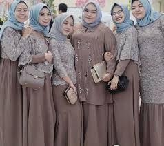 Gamis brokat sudah lama menjadi idola para wanita. Model Kebaya Untuk Wanita Gemuk Berjilbab Fashionita