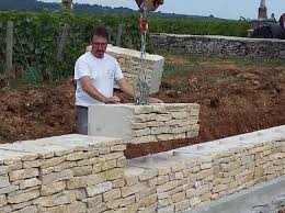 Installez un chevron derrière chaque extrémité de l'emplacement du mur et reliez les deux chevrons avec un cordeau, pour faciliter l'alignement horizontal des rangées de parpaing. Resultat De Recherche D Images Pour Construire Mur En Pierre Steinmauer Garten Garten Landschaftsbau Landschaftsbau