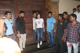 Mumbai Ameesha Patel Rohit Shetty Seen Outside Ajay Devgn S House Gallery Social News Xyz Official account of ameesha patel. mumbai ameesha patel rohit shetty