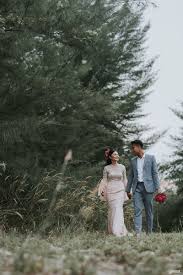 Gorgeous Malay Engagement Session With A Stunning Wedding Gown And A Hot Pink Bridal Outdoor Wedding Photos Outdoor Wedding Photographer Wedding Picture Poses