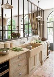 La Cuisine De Mes Reves Lier L Effet Metal Avec Le Bois Nature Et Evier A L Ancienne Cuisine Bois Cuisine Verriere Amenagement Cuisine