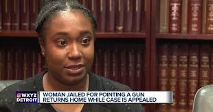 Woman imprisoned for pointing a gun returns home