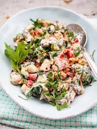Ottolenghi Salat Von Gegrillten Zucchini Und Tomaten Mit Joghurt Walnussen Krautern Und Ahornsirup Gou Zucchini Grillen Ottolenghi Rezepte Leckere Salate
