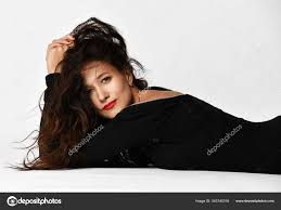 Sonar Mujer Sexy Joven Con El Pelo Largo Y Rizado Morena En Vestido Apretado Negro Esta Tirado En El Suelo Se Ve Coqueta Fotografia De Stock C Dml5050 343740316 Depositphotos