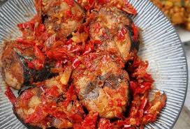 1/2 kg ikan kembung beri perasan jeruk nipis dicuci bersih lalu lumuri garam. Resep Ikan Tongkol Balado Enak Dan Bikin Nagih Reseppedia Blog