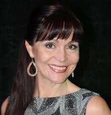 Gruppetilbud til Ældre Sagens Lokalafdelinger HVEM ER VI? Mit navn er Kim  Barner, er kapelmester, sanger, keyboardspiller, sang