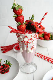 Freakshakes Aux Fraises Milkshakes Extremes In 2020 Homemade Milkshake Recipe Milkshake Recipes Homemade Milkshake