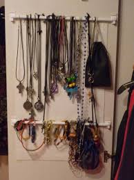 Ketten Und Armbander Im Kleiderschrank Aufbewahren Kleiderschrank Schlafzimmerorganisation Aufbewahrung Schrank