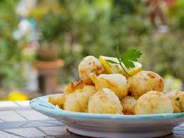 In una ciotola capiente mettete la farina e, al centro, il lievito sciolto nell'acqua. Pasta Cresciuta La Ricetta Napoletana Per Preparare Le Zeppole Fritte