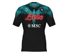 Oggi, venerdì 16 aprile 2021, è disponibile online la linea marcelo burlon county of milan x ssc napoli. Video Le Maglie Realizzate Da Marcelo Burlon In Collaborazione Con La Ssc Napoli Calcio Napoli 1926