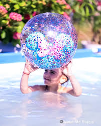 oui meme dans la piscine on invite notre copine minnie mais comment voulais tu qu on ne craque pas pour ce ballon trop mignon entre les paillettes et la pe