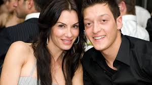 Connors Schwester: Özils Freundin ist zum Islam übergetreten