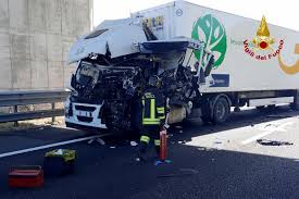 Gravissimo incidente sull'autostrada del sole, poche centinaia di metri dopo il casello di arezzo in direzione sud. Ciy3cs8kywzqim