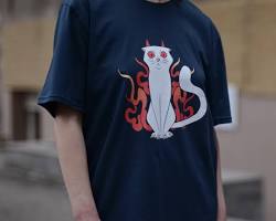 person wearing a Tshirt with a cat illustrationの画像