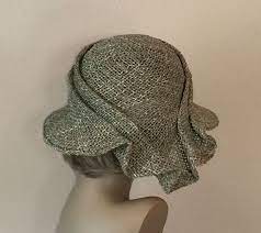 Deze Mooie Hoed Is Hand Gedrapeerd Op Een Antieke Modevak Proefhoofd Het Is Een Gordijn Kant Maar Als Een Voorste Ran Elegant Hats Millinery Hats Hat Designs