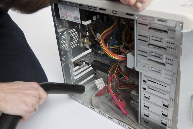 El polvo acumulado en PC se puede quitar con la aspiradora - Z 101 Digital