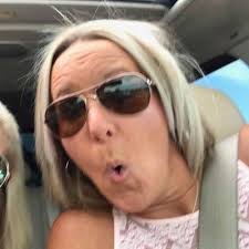 Michele Hollinger (@messyd7)