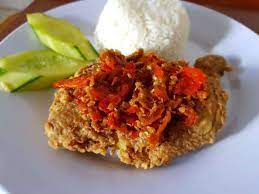 Iris tipis semua bahan diatas, panaskan sedikit minyak goreng ke dalam wajan, masukkan semua bahan yang sudah diiris, lalu masukkan kecap manis dan garam. 13 Resep Ayam Geprek Aneka Sambel Yang Wajib Bunda Coba